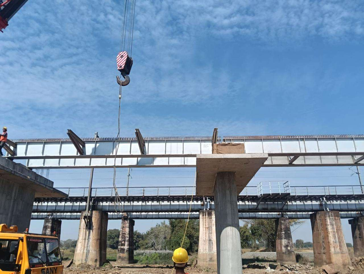 Girder placement between bridge piers